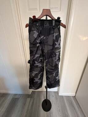 ZeroXposur Camo Ski Pants Size M-10/12 Black Gray Star Pattern/156